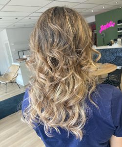 Knippen krultang kleuren Melted Caramel toner, balayage met highlights.