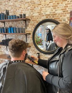 Kort gedekt met aansluitende baard bij de barbier